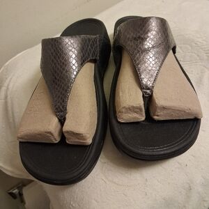 Fitflop Metallic Snake-Print Toe-Post Sandals in Gunmetal Size 8